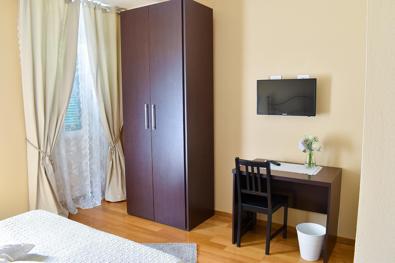 Affittacamere In Piazzetta Sarzana Exteriör bild